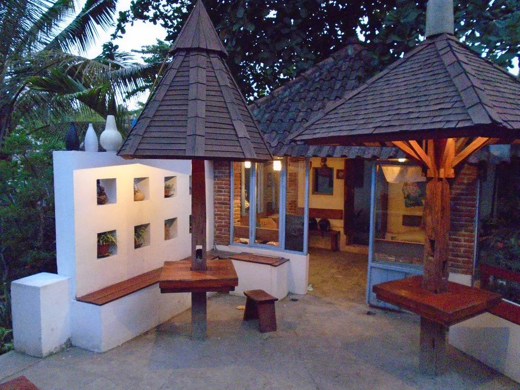 La Casa Homestay Senggigi Esterno foto