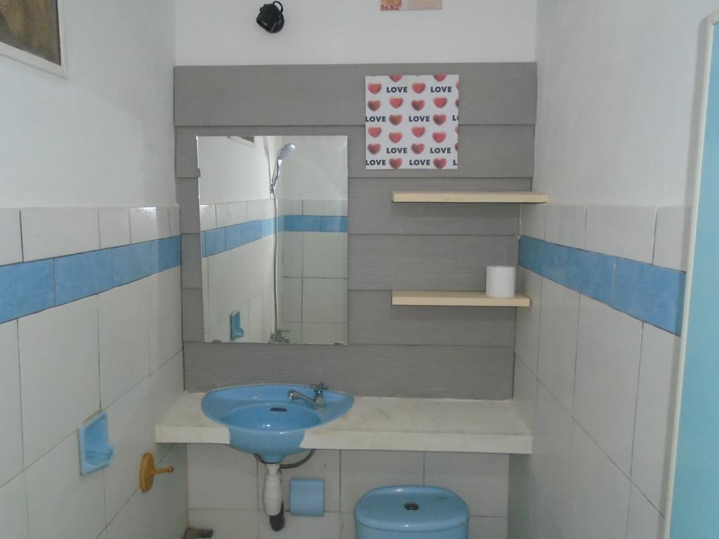 La Casa Homestay Senggigi Esterno foto