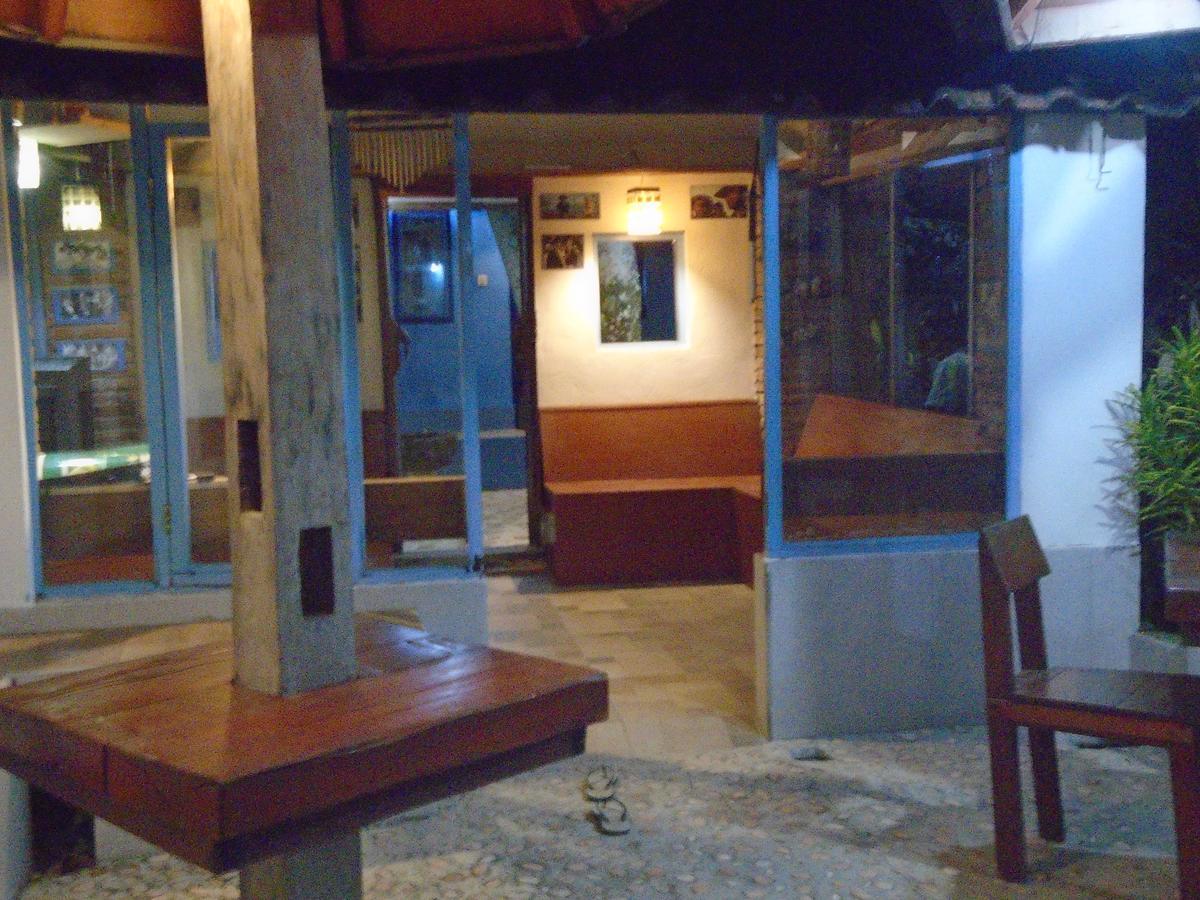 La Casa Homestay Senggigi Esterno foto