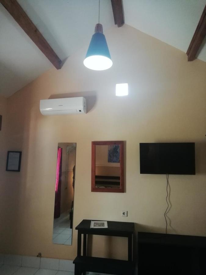 La Casa Homestay Senggigi Esterno foto