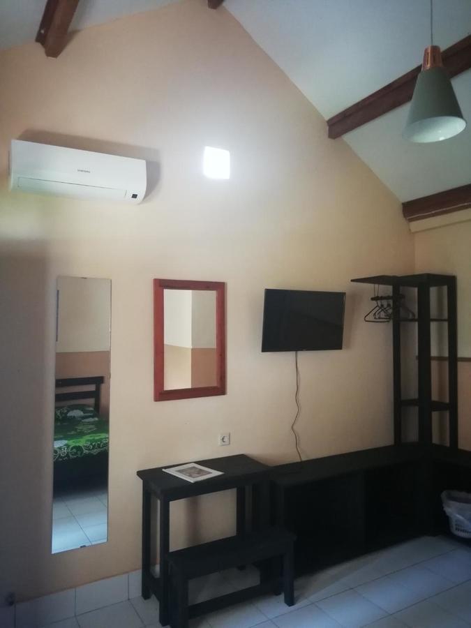 La Casa Homestay Senggigi Esterno foto