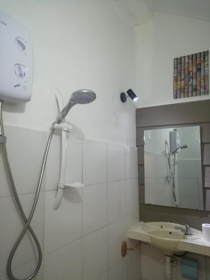 La Casa Homestay Senggigi Esterno foto