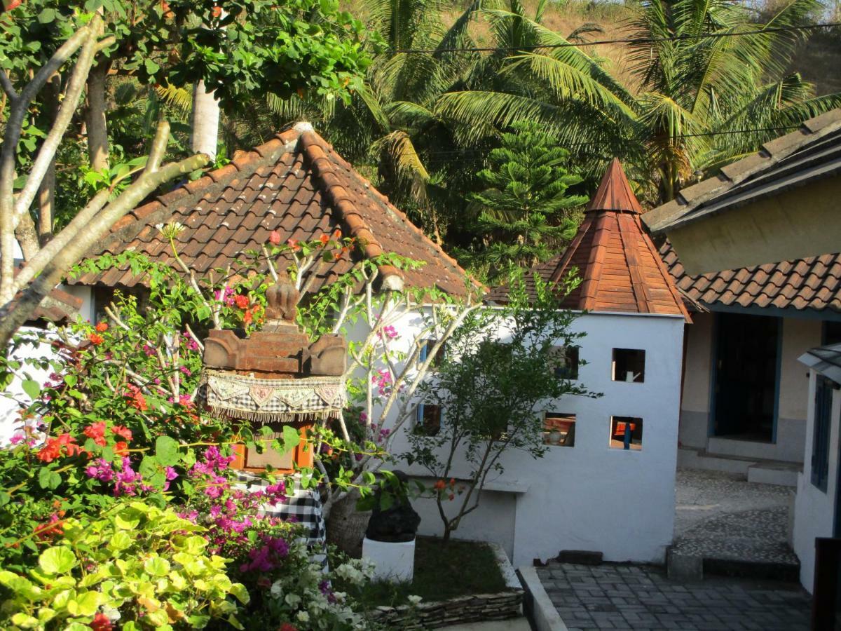 La Casa Homestay Senggigi Esterno foto